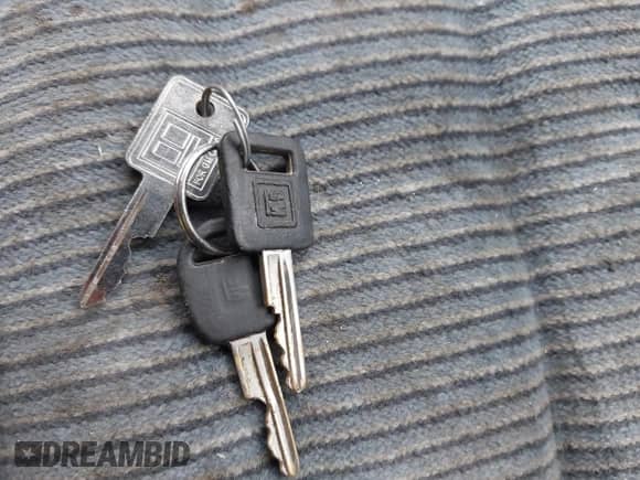 1993 Chevrolet Suburban z VIN 1GNFK16KXPJ306881, wystawiony jako IAAI lot #43344876 z przebiegiem 215 094 mil mil oraz . Historia ofert i sprzedaży dostępna na DreamBid. Obrazek 11.