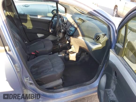 2015 Chevrolet Spark LT z VIN KL8CD6S93FC715984, wystawiony jako IAAI lot #43454315 z przebiegiem 111 126 mil mil oraz . Historia ofert i sprzedaży dostępna na DreamBid. Obrazek 5.