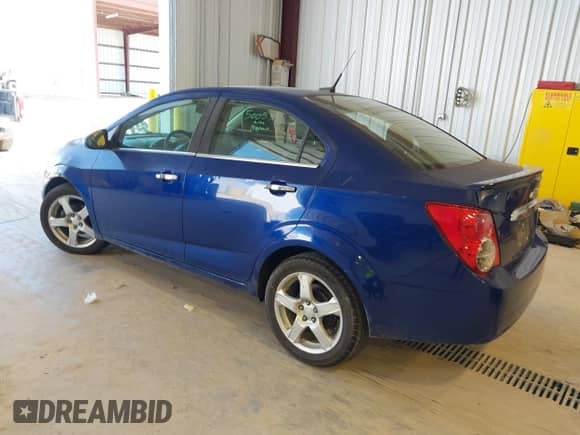 2013 Chevrolet Sonic LTZ z VIN 1G1JE5SB8D4207440, wystawiony jako IAAI lot #42421472 z przebiegiem 110 398 mil mil oraz . Historia ofert i sprzedaży dostępna na DreamBid. Obrazek 3.