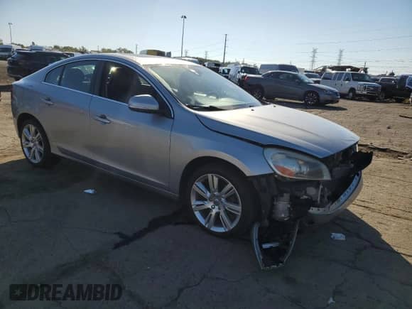 2013 Volvo S60 T6 R-Design Platinum с VIN YV1902FH4D2177249, выставлен на аукционе Copart как лот 71166385 с пробегом 149 002 миль миль и Чистый • Clean title. История ставок и продаж доступна на DreamBid. Изображение 4.