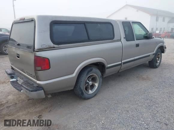 2003 Chevrolet S-10 LS with VIN 1GCCS19X938125940, listed as a IAAI auction lot 43381376 with 148,298 mi miles and . Bid and sale history available at DreamBid. Image 4.