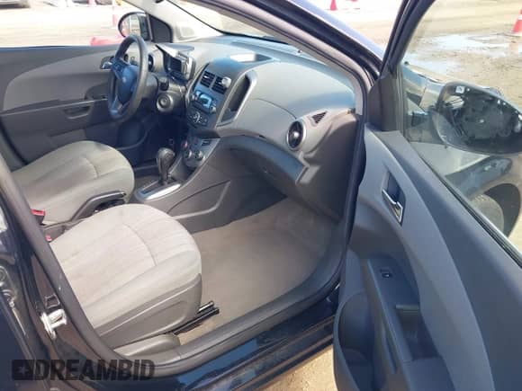 2014 Chevrolet Sonic LT с VIN 1G1JC6SB0E4103845, выставлен на аукционе IAAI как лот 43319338 с пробегом 60 767 миль миль и . История ставок и продаж доступна на DreamBid. Изображение 5.