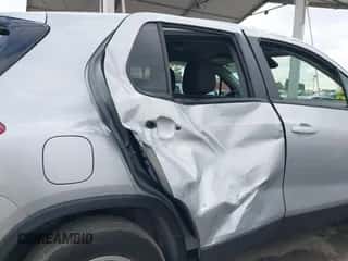 2022 Chevrolet Trax LS z VIN KL7CJKSMXNB551521, wystawiony jako IAAI lot #43430400 z przebiegiem 10 899 mil mil oraz . Historia ofert i sprzedaży dostępna na DreamBid. Obrazek 6.