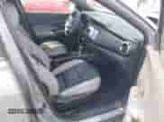 2021 Nissan Kicks SR z VIN 3N1CP5DVXML552726, wystawiony jako IAAI lot #43298655 z przebiegiem 48 710 mil mil oraz . Historia ofert i sprzedaży dostępna na DreamBid. Obrazek 5.