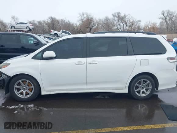 2015 Toyota Sienna SE with VIN 5TDXK3DC5FS583833, listed as a IAAI auction lot 41577726 with 143,965 mi miles and . Bid and sale history available at DreamBid. Image 15.