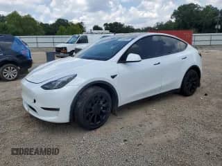 2023 Tesla Model Y Long Range z VIN 7SAYGDEE5PF690904, wystawiony jako Copart lot #67058755 z przebiegiem 27 914 mil mil oraz Szkoda całkowita • Salvage title. Historia ofert i sprzedaży dostępna na DreamBid. Obrazek 1.