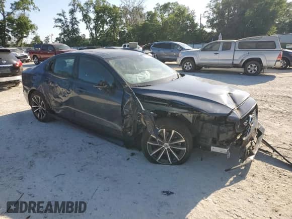 2022 Volvo S60 Momentum z VIN 7JRL12FZ3NG161437, wystawiony jako Copart lot #52924345 z przebiegiem 45 032 mil mil oraz Nie do naprawy • Non repairable. Historia ofert i sprzedaży dostępna na DreamBid. Obrazek 4.