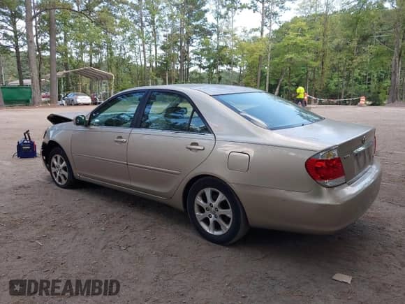 2005 Toyota Camry XLE with VIN 4T1BF30K95U106095, listed as a IAAI auction lot 43321498 with 260,118 mi miles and . Bid and sale history available at DreamBid. Image 3.