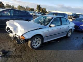 2000 BMW 5 Series 540i z VIN WBADN6343YGM69121, wystawiony jako Copart lot #42965565 z przebiegiem 113 360 mil mil oraz Szkoda całkowita • Salvage title. Historia ofert i sprzedaży dostępna na DreamBid. Obrazek 1.