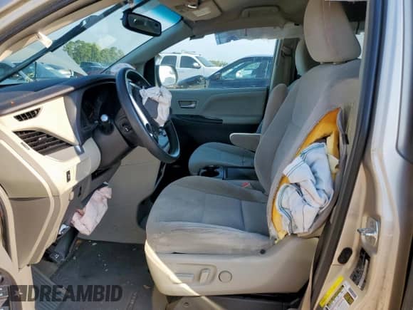 2015 Toyota Sienna LE AAS с VIN 5TDKK3DC9FS598233, выставлен на аукционе Copart как лот 67855925 с пробегом 176 279 миль миль и Списание • Salvage title. История ставок и продаж доступна на DreamBid. Изображение 7.