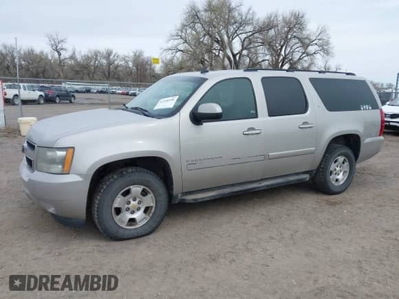 2008 Chevrolet Suburban 2LT z VIN 3GNFK16318G264001, wystawiony jako IAAI lot #42100596 z przebiegiem 318 296 mil mil oraz . Historia ofert i sprzedaży dostępna na DreamBid. Obrazek 2.