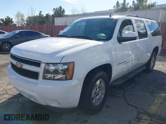 2010 Chevrolet Suburban LT z VIN 1GNUCJE05AR210539, wystawiony jako IAAI lot #41805107 z przebiegiem 166 305 mil mil oraz . Historia ofert i sprzedaży dostępna na DreamBid. Obrazek 2.