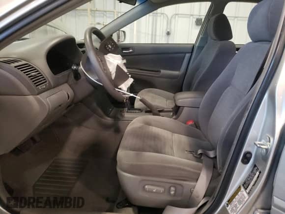 2005 Toyota Camry STD z VIN 4T1BE32K75U946599, wystawiony jako Copart lot #81190265 z przebiegiem 91 583 mil mil oraz Szkoda całkowita • Salvage title. Historia ofert i sprzedaży dostępna na DreamBid. Obrazek 7.