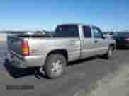 2001 Chevrolet Silverado 1500 LS z VIN 1GCEK19T81E123004, wystawiony jako Copart lot #90468215 z przebiegiem Nie podano mil oraz Czysty tytuł • Clean title. Historia ofert i sprzedaży dostępna na DreamBid. Obrazek 3.