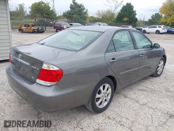 2005 Toyota Camry LE z VIN 4T1BF30K35U604602, wystawiony jako IAAI lot #43415458 z przebiegiem 217 265 mil mil oraz . Historia ofert i sprzedaży dostępna na DreamBid. Obrazek 4.