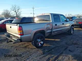 2001 Chevrolet Silverado 1500HD LS z VIN 1GCGC13U71F149241, wystawiony jako IAAI lot #41453794 z przebiegiem 281 382 mil mil oraz . Historia ofert i sprzedaży dostępna na DreamBid. Obrazek 4.