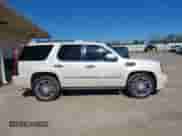 2013 Cadillac Escalade z VIN 1GYS3FEJ8DR211799, wystawiony jako IAAI lot #41751690 z przebiegiem 162 992 mil mil oraz . Historia ofert i sprzedaży dostępna na DreamBid. Obrazek 13.