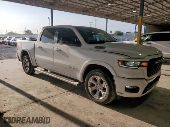 2025 Ram 1500 Big Horn z VIN 1C6RREFG0SN608564, wystawiony jako Copart lot #68022885 z przebiegiem 16 489 mil mil oraz Szkoda całkowita • Salvage title. Historia ofert i sprzedaży dostępna na DreamBid. Obrazek 4.