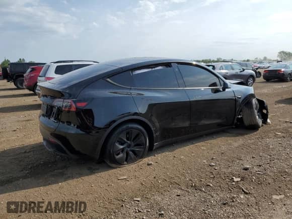 2024 Tesla Model Y Long Range with VIN 7SAYGAEE0RF198816, listed as a Copart auction lot 69198375 with 40,814 mi miles and Salvage title. Bid and sale history available at DreamBid. Image 3.