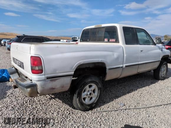 1997 Dodge 1500 z VIN 3B7HF13Z0VG741687, wystawiony jako Copart lot #67574195 z przebiegiem 250 721 mil mil oraz Czysty tytuł • Clean title. Historia ofert i sprzedaży dostępna na DreamBid. Obrazek 3.