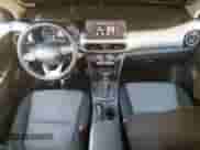 2018 Hyundai Kona SEL z VIN KM8K2CAA3JU131411, wystawiony jako Copart lot #87035895 z przebiegiem 85 074 mil mil oraz Szkoda całkowita • Salvage title. Historia ofert i sprzedaży dostępna na DreamBid. Obrazek 8.