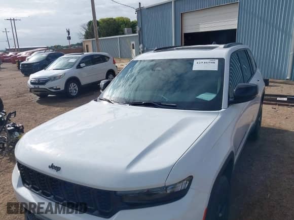 2025 Jeep Grand Cherokee Altitude z VIN 1C4RJGAG4SC294111, wystawiony jako IAAI lot #42546598 z przebiegiem 2 027 mil mil oraz . Historia ofert i sprzedaży dostępna na DreamBid. Obrazek 6.