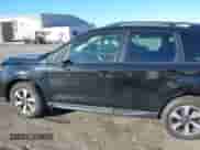 2018 Subaru Forester Premium z VIN JF2SJAEC5JH405628, wystawiony jako IAAI lot #43463543 z przebiegiem 106 481 mil mil oraz . Historia ofert i sprzedaży dostępna na DreamBid. Obrazek 14.