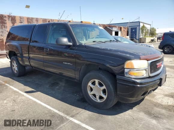 2002 GMC Sierra 1500 Denali z VIN 2GTFK69U821391080, wystawiony jako Copart lot #48396695 z przebiegiem 150 922 mil mil oraz Czysty tytuł • Clean title. Historia ofert i sprzedaży dostępna na DreamBid. Obrazek 4.