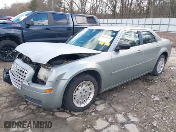 2005 Chrysler 300 300 z VIN 2C3JA43R05H137403, wystawiony jako IAAI lot #41399519 z przebiegiem 135 044 mil mil oraz . Historia ofert i sprzedaży dostępna na DreamBid. Obrazek 2.