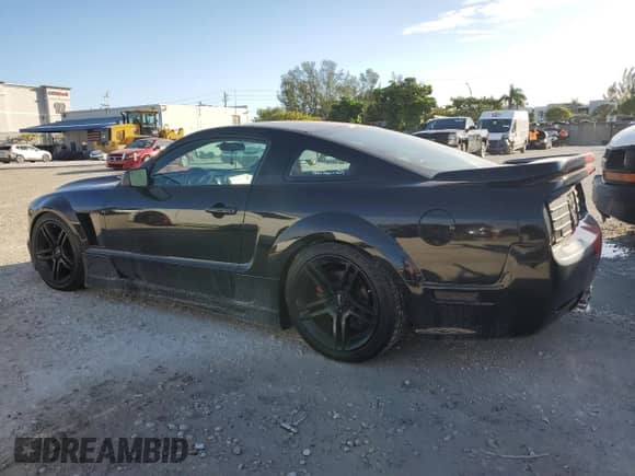 2005 Ford Mustang GT Deluxe с VIN 1ZVFT82H555124016, выставлен на аукционе Copart как лот 90660955 с пробегом 62 106 миль миль и Чистый • Clean title. История ставок и продаж доступна на DreamBid. Изображение 2.