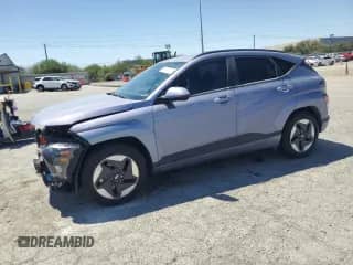 2024 Hyundai Kona SEL z VIN KM8HC3A65RU014802, wystawiony jako Copart lot #65571115 z przebiegiem 7 704 mil mil oraz Szkoda całkowita • Salvage title. Historia ofert i sprzedaży dostępna na DreamBid. Obrazek 1.