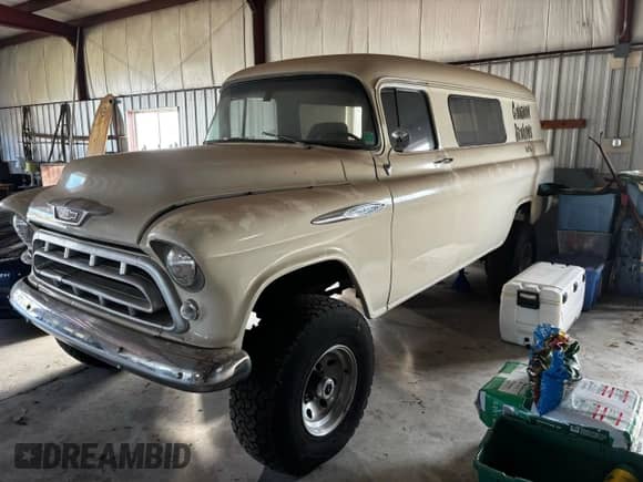 1957 Chevrolet Suburban с VIN 1957CHEVSUB109, выставлен на аукционе Copart как лот 81336315 с пробегом 43 824 миль миль и Чистый • Clean title. История ставок и продаж доступна на DreamBid. Изображение 2.
