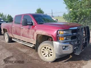 2015 Chevrolet Silverado 2500HD LTZ z VIN 1GC1KWEGXFF195764, wystawiony jako IAAI lot #42810495 z przebiegiem 150 246 mil mil oraz . Historia ofert i sprzedaży dostępna na DreamBid. Obrazek 1.