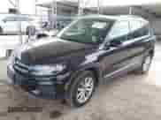 2017 Volkswagen Tiguan Wolfsburg Edition z VIN WVGRV7AX5HW501063, wystawiony jako IAAI lot #42099362 z przebiegiem 76 597 mil mil oraz . Historia ofert i sprzedaży dostępna na DreamBid. Obrazek 2.