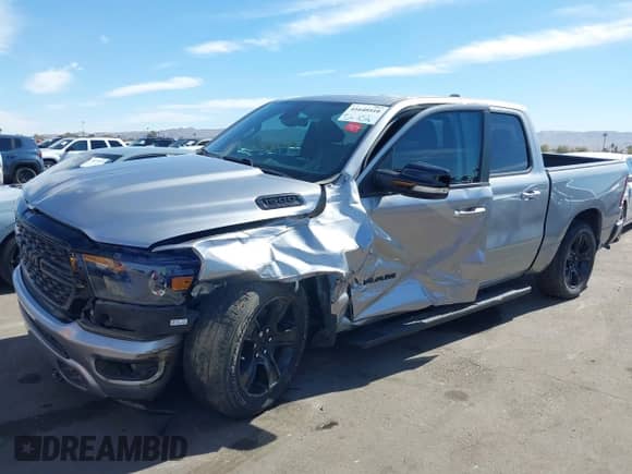 2022 Ram 1500 Big Horn z VIN 1C6RREFT5NN312277, wystawiony jako IAAI lot #41640510 z przebiegiem 36 479 mil mil oraz . Historia ofert i sprzedaży dostępna na DreamBid. Obrazek 2.