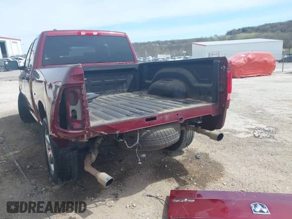 2019 Ram 1500 Express z VIN 1C6RR7FT4KS743377, wystawiony jako IAAI lot #41826173 z przebiegiem 124 972 mil mil oraz . Historia ofert i sprzedaży dostępna na DreamBid. Obrazek 6.