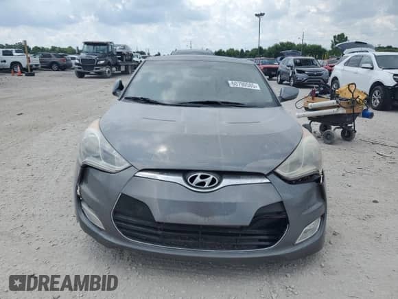 2012 Hyundai Veloster w/Red Int z VIN KMHTC6AD0CU053458, wystawiony jako Copart lot #60790585 z przebiegiem 123 096 mil mil oraz Czysty tytuł • Clean title. Historia ofert i sprzedaży dostępna na DreamBid. Obrazek 5.