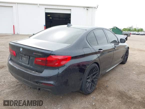 2018 BMW 5 Series M550i xDrive с VIN WBAJB9C53JB286746, выставлен на аукционе IAAI как лот 42303002 с пробегом 81 039 миль миль и . История ставок и продаж доступна на DreamBid. Изображение 4.
