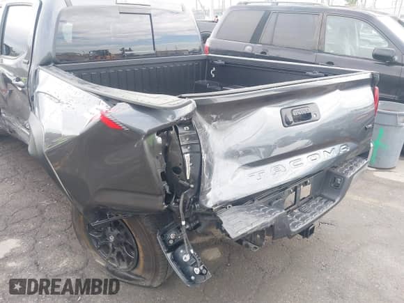 2023 Toyota Tacoma SR5 z VIN 3TMAZ5CN6PM208616, wystawiony jako IAAI lot #43239210 z przebiegiem 28 498 mil mil oraz . Historia ofert i sprzedaży dostępna na DreamBid. Obrazek 6.