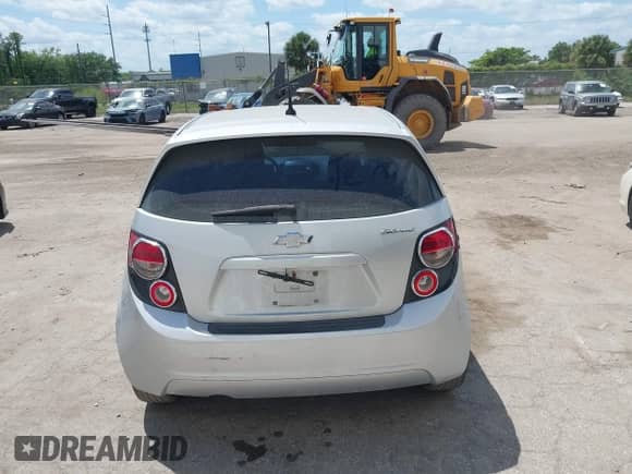 2012 Chevrolet Sonic LS z VIN 1G1JA6SH1C4231907, wystawiony jako IAAI lot #42075806 z przebiegiem 150 741 mil mil oraz . Historia ofert i sprzedaży dostępna na DreamBid. Obrazek 16.