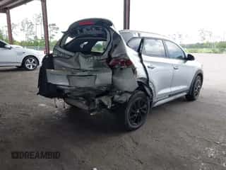 2018 Hyundai Tucson SEL Plus z VIN KM8J33A49JU762277, wystawiony jako IAAI lot #42601893 z przebiegiem 99 881 mil mil oraz . Historia ofert i sprzedaży dostępna na DreamBid. Obrazek 4.