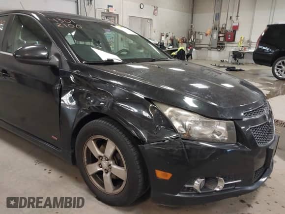 2013 Chevrolet Cruze 1LT z VIN 1G1PC5SB2D7316927, wystawiony jako IAAI lot #43012100 z przebiegiem 136 261 mil mil oraz . Historia ofert i sprzedaży dostępna na DreamBid. Obrazek 6.