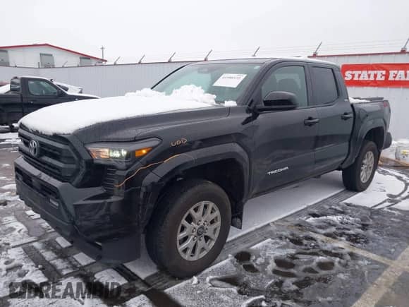 2024 Toyota Tacoma SR5 z VIN 3TMKB5FN3RM004833, wystawiony jako IAAI lot #41580572 z przebiegiem 7 039 mil mil oraz . Historia ofert i sprzedaży dostępna na DreamBid. Obrazek 2.