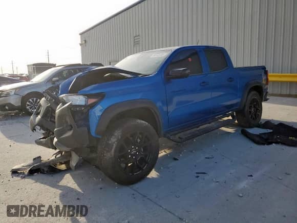 2024 Chevrolet Colorado 4WD Trail Boss z VIN 1GCPTEEK6R1144138, wystawiony jako Copart lot #69263535 z przebiegiem Nie podano mil oraz Szkoda całkowita • Salvage title. Historia ofert i sprzedaży dostępna na DreamBid. Obrazek 1.
