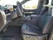 2025 Chevrolet Tahoe RST z VIN 1GNS6RRD3SR145539, wystawiony jako Copart lot #52576175 z przebiegiem 3 578 mil mil oraz Szkoda całkowita • Salvage title. Historia ofert i sprzedaży dostępna na DreamBid. Obrazek 7.