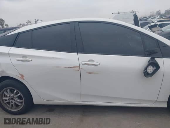 2018 Toyota Prius Plus z VIN JTDKARFP9J3089162, wystawiony jako IAAI lot #42544642 z przebiegiem 50 746 mil mil oraz . Historia ofert i sprzedaży dostępna na DreamBid. Obrazek 14.