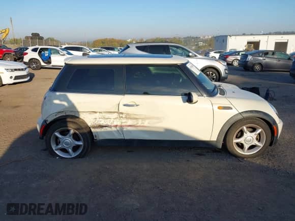2005 MINI Hardtop z VIN WMWRC33525TK61432, wystawiony jako IAAI lot #43381004 z przebiegiem 141 379 mil mil oraz . Historia ofert i sprzedaży dostępna na DreamBid. Obrazek 13.