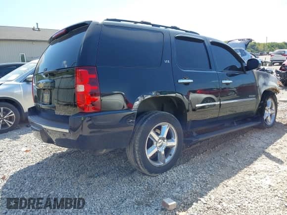 2014 Chevrolet Tahoe LTZ z VIN 1GNSKCE09ER100007, wystawiony jako IAAI lot #43163852 z przebiegiem 115 817 mil mil oraz . Historia ofert i sprzedaży dostępna na DreamBid. Obrazek 4.