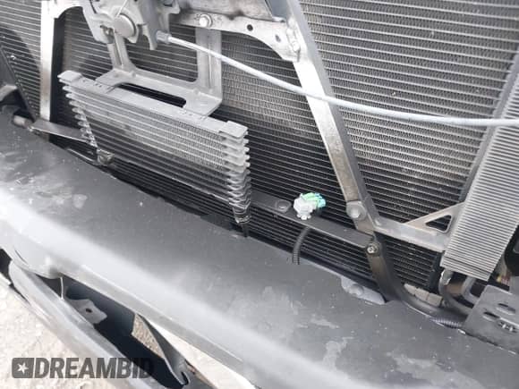 2004 Chevrolet Silverado 1500 LS z VIN 1GCEC14T84Z346130, wystawiony jako IAAI lot #43378175 z przebiegiem 118 687 mil mil oraz . Historia ofert i sprzedaży dostępna na DreamBid. Obrazek 18.