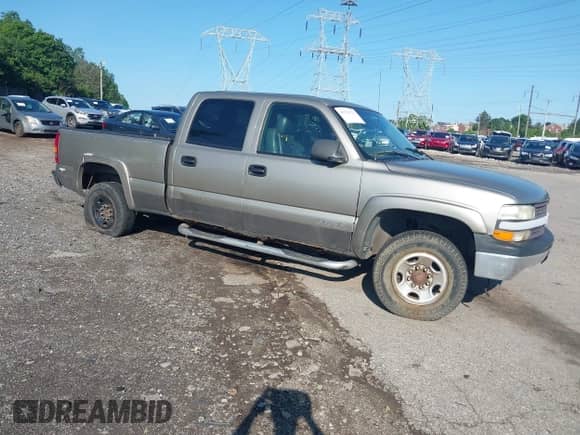 2002 Chevrolet Silverado 1500HD LS z VIN 1GCGK13U62F241428, wystawiony jako IAAI lot #42536231 z przebiegiem 215 016 mil mil oraz . Historia ofert i sprzedaży dostępna na DreamBid. Obrazek 1.